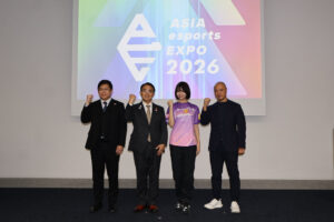 「ＡＳＩＡ　ｅｓｐｏｒｔｓ　ＥＸＰＯ」の記者会見で記念撮影する（左から）日本ｅスポーツ協会副会長の越智政人さん、愛知県の大村秀章知事、ＳＫＥ４８の荒野姫楓さん、愛知・名古屋ｅスポーツ活性化推進委員長の片桐正大さん＝７日、名古屋・栄の中日ビルで